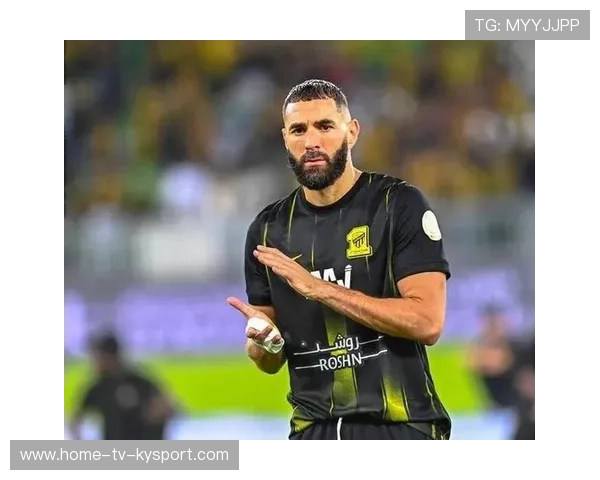 本泽马首次亮相沙特新月,助力球队迎接新挑战 本泽马首次亮相沙特新月,助力球队迎接新挑战